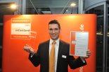 Marcus Hellmann, Niederlassungsleiter NRW der AEB GmbH, hier mit Urkunde und Siegerpokal bei der Preisverleihung in Hannover. Das Kategoriesiegerprodukt „Ausfuhr Xpress“ der AEB GmbH gewann in der Kategorie Branchensoftware.