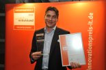 Marke Wester, CTO der Deutsche Software GmbH; Hier mit Urkunde und Siegerpokal bei der Preisverleihung in Hannover. Sein Produkt „munio“ gewann in der Kategorie Finance.