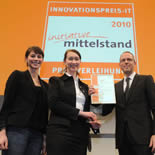 Jana Ullsperger,  gratuliert Dagmar Ginzel  von der Verivox GmbH, Kategoriesieger "E-Business"