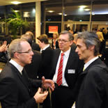 Rainer Kölmer im Gespräch mit Teilnehmern der Preisverleihung