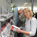 Interessierte Besucher am Stand der Mittelstandsliste