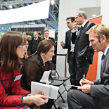 Letzte Absprache vor der Preisverleihung: Petra Wolf (li., Leiterin Marketing KMU bei Dell), Keynotespeaker Barbara Wittmann (Geschäftsführerin von Dell Deutschland und Vertriebsdirektorin für den Bereich Consumer und Small & Medium Business) und Moderator Markus Brock (re., SWR).