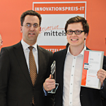 byMii GmbH ist Sieger in der Landeskategorie „Niedersachsen“ mit ihrer Produktlösung „byMii“. Im Bild (vorne): Hendrik Kleinwächter (re., Geschäftsführer, byMii GmbH) und Dr. Oliver Liersch (li., Staatssekretär Niedersächsisches Ministerium für Wirtschaft, Arbeit und Verkehr).