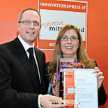 Sieger in der Kategorie "Business Intelligence", die "Attensity Europe GmbH" mit dem Produkt "Attensity Analyze". Im Bild: Martina Tomaschowski (re., Vice Präsidentin der Attensity Europe GmbH) und Rainer Kölmel (li., Gründer der Initiative Mittelstand und Geschäftsführer der Huber Verlag für neue Medien GmbH).