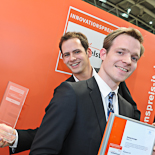 Sieger in der Kategorie "Web 2.0", die "Employour UG" mit dem Produkt "meinpraktikum.de". Im Bild: Daniel Pütz (vorne, Geschäftsführer der Employour UG) und Stefan Peukert (hinten, Geschäftsführer der Employour UG).