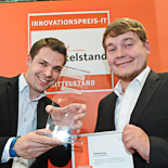 Sieger in der Kategorie "Online-Marketing", die "WebMedian GmbH" mit dem Produkt "WebMedian-Inside". Im Bild: Reinhard Köpf (li., Geschäftsführer der WebMedian GmbH) und Stefan Schober (re., technischer Leiter der WebMedian GmbH).