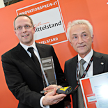 Sieger in der Kategorie "Auto ID / RFID", die Firma "advanced PANMOBIL" mit dem Produkt "smartScanndy". Im Bild: Peter Schmidt (re., Geschäftsführer von advanced PANMOBIL Systems GmbH & Co.KG) und Rainer Kölmel (li., Gründer der Initiative Mittelstand und Geschäftsführer der Huber Verlag für Neue Medien GmbH).