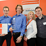 Sieger in der Kategorie "Open Source", die "openthinclient GmbH" mit dem Produkt "openthinclient Software Suite". Im Bild: Manuel Henle (li.), Alexander Stecher (CEO der openthinclient GmbH), Benedikt Diehl (re.) mit einer Mitarbeiterin der Initiative Mittelstand.