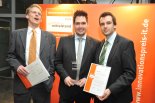 Dennis Knake (Pressesprecher der QSC AG); Hier mit Urkunde und Siegerpokal bei der Preisverleihung in Hannover; Er gewann mit seinem Produkt „IPfonie centraflex“ in der Kategorie Telekommunikation.