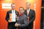 Geschäftsführer der mobil-mark GmbH und Kategoriesieger Dr. Holm Baeger. Herr Dr. Baeger gewann mit seinem Produkt „mobil‐mark 1“ in der Kategorie Hardware den Innovationspreis-IT. Hier mit Urkunde und Siegerpokal bei der Preisverleihung in Hannover.