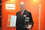 Friedrich-Carl Saß, geschäftsführender Gesellschafter der TOP Managementberatung GmbH, gewinnt mit dem Produkt „Führungsführerschein“ den Innovationspreis-IT 2009 in der Kategorie Human Ressources. Hier mit Siegerpokal und Urkunde nach der Preisverleihung.