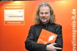 Sieger des Innovationspreis-IT Georg Hrabanek, Geschäftsführer der SWT GmbH; Hier mit Urkunde und Siegerpokal bei der Preisverleihung in Hannover. Die IT-Produktlösung „WebWatch“ der SWT GmbH wurde in der Kategorie Business Intelligence nominiert und gewann die Sonderauszeichnung für den Raum Österreich.