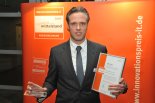 Ralf von Grafenstein, Geschäftsführer der vionto GmbH, hier mit Urkunde und Siegerpokal bei der Preisverleihung in Hannover. Das Produkt „eyePlorer“ der vionto GmbH gewann in den Kategorien Internet Service und Berlin.