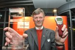 René Gelin, Geschäftsführer der Deutsches Medizinrechenzentrum GmbH, hier mit Urkunde und Siegerpokal bei der Preisverleihung in Hannover. Die IT-Lösung „DMRZ Online‐Abrechnungssoftware“ erzielte den Sieg in der Kategorie Cloud Computing.