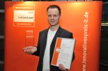 Simon Kissel (li.), Geschäftsführer der viprinet GmbH, und Frauke Bönsch (re.) bei der Preisverleihung in Hannover. Die viprinet GmbH gewann mit Ihrer IT-Lösung dem „Viprinet Multichannel VPN Router 300“ den Landessieg Rheinland Pfalz.