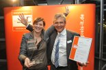 Team der Astra DeTeWe GmbH mit Geschäftsführer Thomas Köppe (li.) nach der offiziellen Preisverleihung. Hier mit Siegerpokal und Urkunde für den Sieg in der Kategorie Voice over IP mit dem Produkt „Astra 800“.