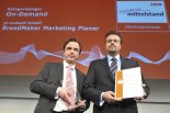 Ulrich Sucker (li.), Leiter Vertieb und Marketing der UPN GmbH, und Prof. Dr. Wolfgang Nebel (re.), Geschäftsführer UPN GmbH, mit Urkunde und Siegerpokal bei der Preisverleihung in Hannover. Die UPN GmbH gewann mit Ihrem Produkt dem „UPN Power Manager“ in der Kategorie Green-IT.