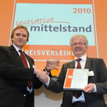 Prof. Dr. Pohlmann überreichte den Preis dem Kategoriesieger "IT-Security" Herrn Dr. Wild, Geschäftsführer der intarsys consulting GmbH