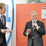 Moderator Markus Brock (li.) und der Projektleiter des INNOVATIONSPREIS-IT 2011 Gregor Balve (re.).