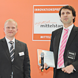Die MY-HAMMER AG gewinnt in der Kategorie „E-Business“. Im Bild: Markus Berger-de León (re., Vorstandsvorsitzender der MY-HAMMER AG) und Gregor Balve (li., Projektleiter des INNOVATIONSPREIS-IT 2011).