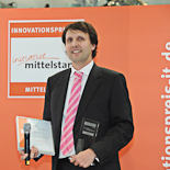 Markus Berger-de León , Vorstandsvorsitzender der MY-HAMMER AG, mit Urkunde und Siegerpokal bei der Preisverleihung in Hannover. Die MY-HAMMER AG gewann mit ihrer Produktlösung „MY-HAMMER Angebotsliste“ den Preis in der Kategorie „E-Business“.