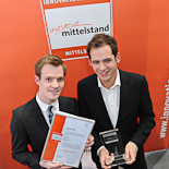 Sieger in der Kategorie "Web 2.0", die "Employour UG" mit dem Produkt "meinpraktikum.de". Im Bild: Daniel Pütz (li., Geschäftsführer der Employour UG) und Stefan Peukert (re., Geschäftsführer der Employour UG).